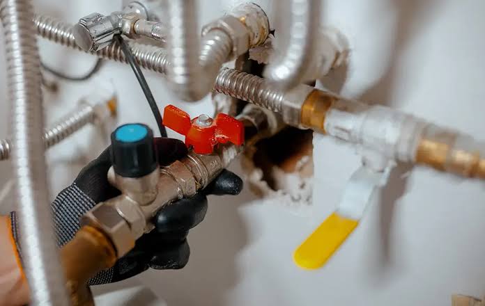 5 Best Emergency Plumbers in Milwaukee - Explore around-the-clock help for frozen and burst pipes